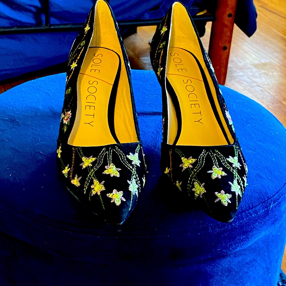 Black embroidered kitten heel sole society shoes